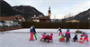 Kinder auf dem Eislaufplatz in Tösens